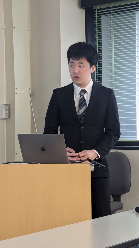 伴広輝さんの学位公聴会がありました。博士論文の題は「オミクスデータに基づくパルマ藻の進化・生態の解明」です。素晴らしい公聴会でした。 │ 京都